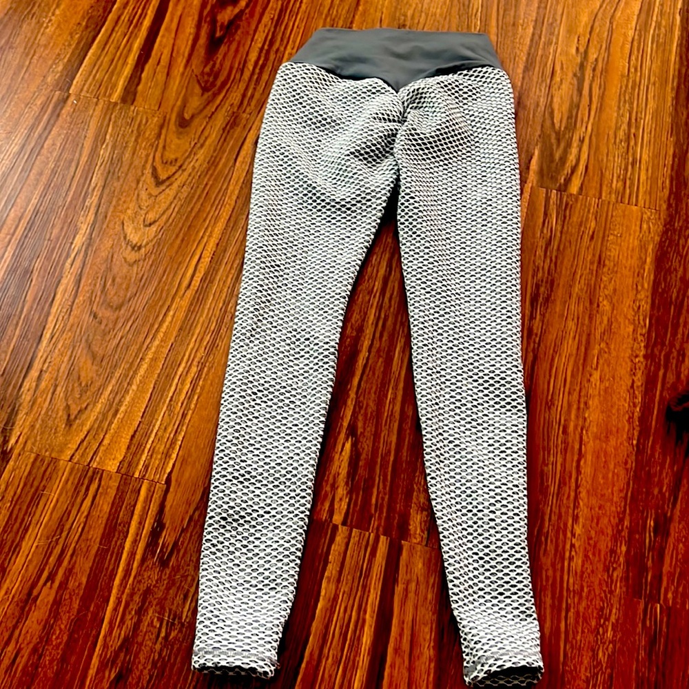 workout leggings, fit very well, only worn once. - Picture 2 of 2